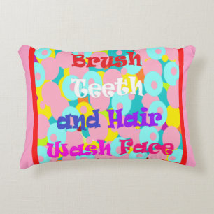 Brush Teeth Hair Tvättar Ansikte-roligtens barn en Prydnadskudde