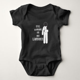 Bruten Arm får en bra stuntman Kid T Shirt