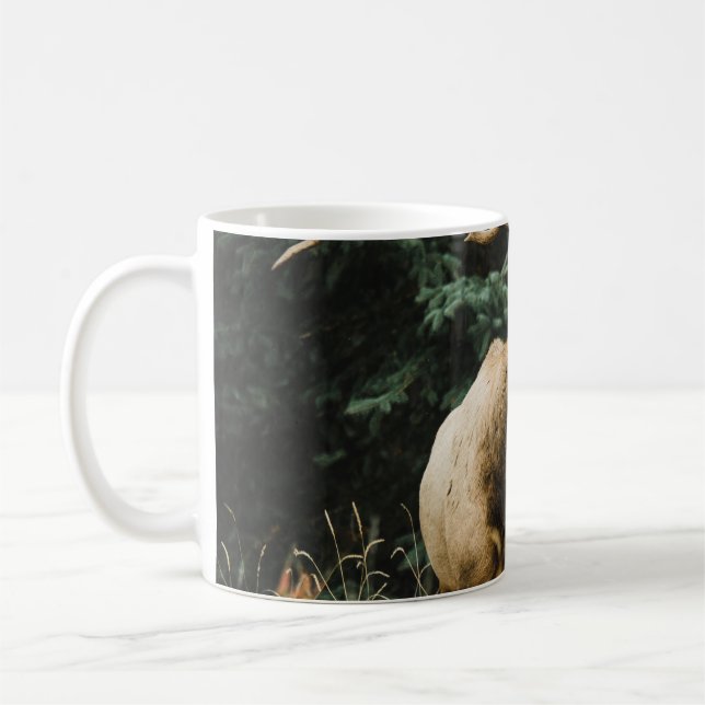 BRUTEN HJORT PÅ GRÖNT GRAS UNDER DAGEN KAFFEMUGG (Vänster)