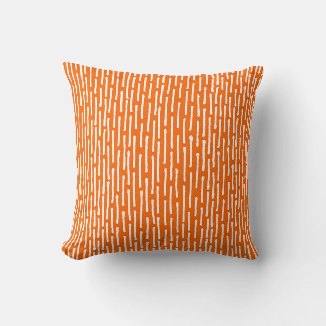Bruten linjer - vit på orangen kudde (Framsida)