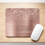 Bruten Metall Ro Guld Rosa Glitter Monogram<br><div class="desc">Ro Guld -  Rosan Faux Foil Metallic Gnistra Glitter Brushed Metall Monogram Namn och Initial Mousepad (musknapp). Det gör perfekten söt 16-årsjubileum,  bröllop,  möhippa,  årsdag,  babydusch eller bachelorette-fest för någon som glam lyxen och chic stilar i kärlek.</div>