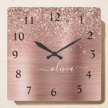 Bruten Metall Ro Guld Rosa Glitter Monogram Fyrkantig Klocka<br><div class="desc">Ro Guld -  Rosa Faux Foil Metallic Gnistra Glitter Brushed Metall Monogram Namn Clock. Det gör perfekten söt 16-årsjubileum,  bröllop,  möhippa,  årsdag,  babydusch eller bachelorette-fest för någon som glam lyxen och chic stilar i kärlek.</div>