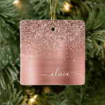Bruten Metall Ro Guld Rosa Glitter Monogram Julgransprydnad Keramik<br><div class="desc">Ro Guld -  Rosan Faux Foil Metallic Gnistra Glitter Brushed Metall Monogram Namn och första julprydnad. Det gör perfekten söt 16-årsjubileum,  bröllop,  möhippa,  årsdag,  babydusch eller bachelorette-fest för någon som glam lyxen och chic stilar i kärlek.</div>