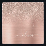 Bruten Metall Ro Guld Rosa Glitter Monogram Stenunderlägg<br><div class="desc">Ro Guld -  Rosan Faux Foil Metallic Gnistra Glitter Brushed Metall Monogram Namn Stone Tile. Det gör perfekt studenten,  söt 16-årsdag,  bröllop,  möhippa,  årsdag,  babydusch eller bachelorette-fest till någon som kärlek glam lyx och chic stilar.</div>