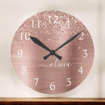 Bruten Metall Ro Guld Rosa Glitter Monogram Stor Klocka<br><div class="desc">Ro Guld -  Rosa Faux Foil Metallic Gnistra Glitter Brushed Metall Monogram Namn Clock. Det gör perfekten söt 16-årsjubileum,  bröllop,  möhippa,  årsdag,  babydusch eller bachelorette-fest för någon som glam lyxen och chic stilar i kärlek.</div>