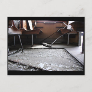 Brutet glas på markerat överlämnat vykort Tåg