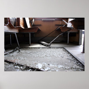 Brutet glas på poster av mark övergiven Tåg