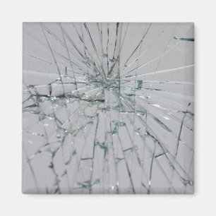 Brutet glasutseende magnet