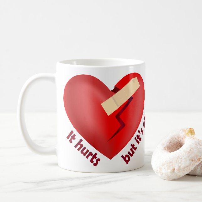 Brutet hjärta som läkt med plåster och livsoffert kaffemugg (Med munk)