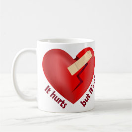 Brutet hjärta som läkt med plåster och livsoffert kaffemugg