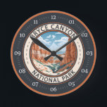 Bryce Canyon National Park Trail Illustration Art Rund Klocka<br><div class="desc">Bryce Canyon-vektorteckningsdesign. Parken är en spridningsreserv i södra Utah,  känd för krimska färgader,  som är spiroformade sten-formationer.</div>