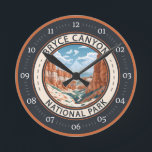 Bryce Canyon National Park Trail Illustration Art Rund Klocka<br><div class="desc">Bryce Canyon-vektorteckningsdesign. Parken är en spridningsreserv i södra Utah,  känd för krimska färgader,  som är spiroformade sten-formationer.</div>