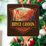 Bryce Canyon National Park Travel Art Vintage Julgransprydnad Keramik<br><div class="desc">Bryce Canyon-vektorteckningsdesign. Parken är en spridningsreserv i södra Utah,  känd för krimska färgader,  som är spiroformade sten-formationer.</div>