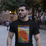 Bryce Canyon nationalpark Utah Distress T Shirt<br><div class="desc">Bryce Canyon-vektorteckningsdesign. Parken är en spridningsreserv i södra Utah,  känd för krimska färgader,  som är spiroformade sten-formationer.</div>