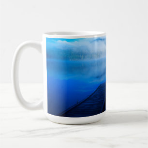 Brygga vid lugn dimmig sjö, Kalifornien Kaffemugg