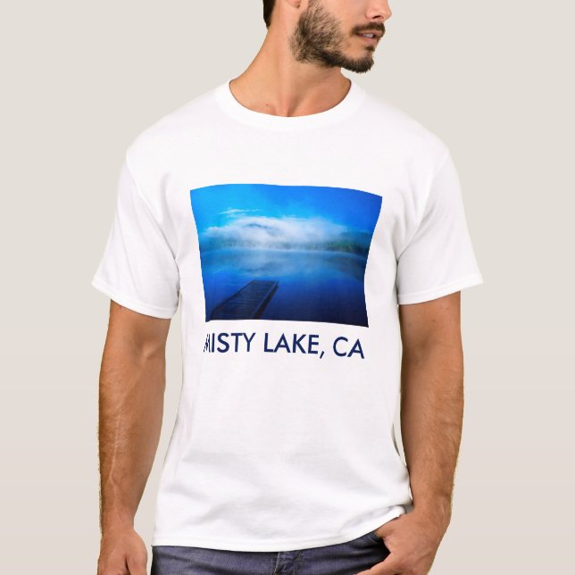 Brygga vid lugn dimmig sjö, Kalifornien Tee Shirt (Framsida)