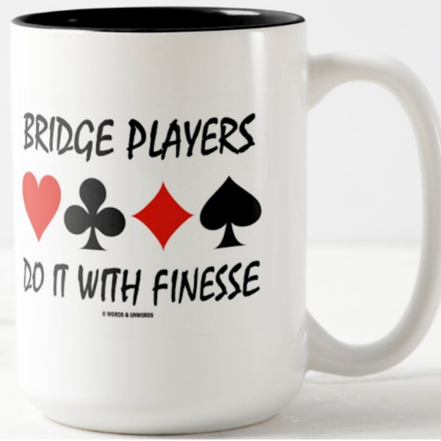 Bryggspelare gör det med finess, fyra kort Kostym Två-Tonad Mugg (Mug for any bridge player w/ four card suits + the saying "Bridge players Do It With Finesse" )