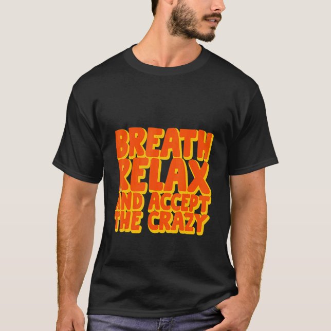 Bryt slappna av och acceptera galningen t shirt (Framsida)