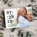 Bubbeldatum | Spara datumkort med foto Spara Datumet<br><div class="desc">Chicens fotospara datumkorten innehåller ett vågrät- eller landskapsinriktat foto med en vit övertoning på den lämnat sidan, där du visar bröllop-datumet i kol-grått med en unik ojämn inställning för ett modernt utseende. Anpassa med namn, "spara datumet" och bröllop under. Kort som går tillbaka till en valfri vattenfärg i rand i...</div>
