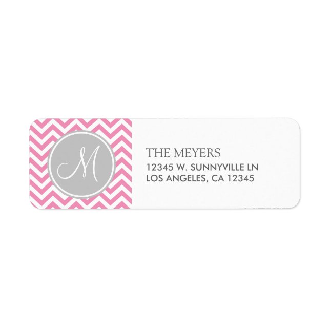 Bubblegum Pink & Gray Modern Chevron with Monogram Returadress Etikett (Framsidan)