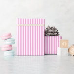 Bubblegum Rosa & Vita Ränder Presentpapper<br><div class="desc">Tillsätt en söt och charmig touch till dina presenter med detta Rosa & Vita Ränder Presentpapper. Perfekt för födelsedagar,  baby shower,  bröllop och mer,  dess klassiska randiga design gör varje present ser förtjusande och festlig ut.</div>