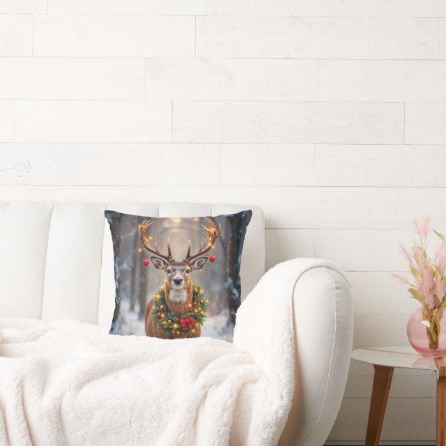 Buck In Snowflakes Wearing a Holiday Wreath Kudde (Soffa)