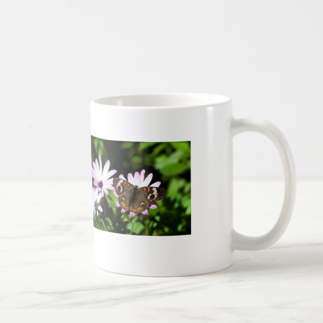 Buckeye Butterfly på Lila blommor Kaffemugg (Höger)