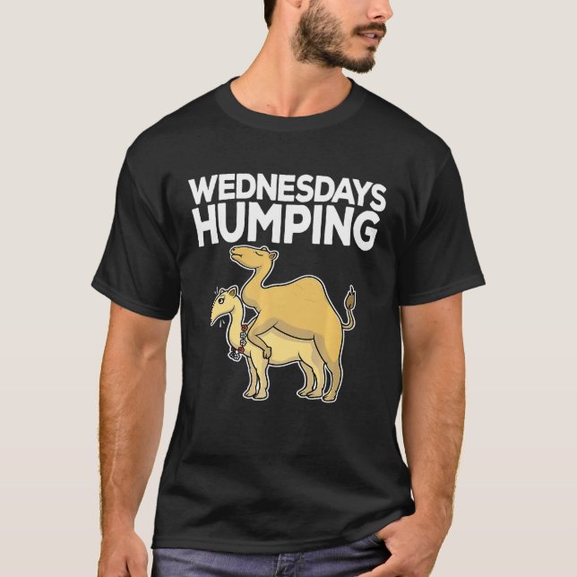 Buckla Onsdagen Kamel Kontor Skämt Meme T Shirt (Framsida)