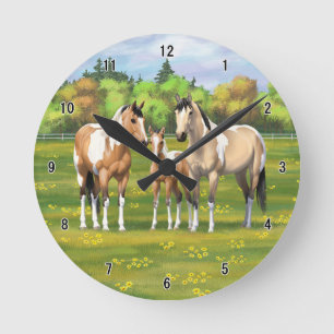 Buckskin Dun Pinto Paint Horses in Summer Pasture Rund Klocka