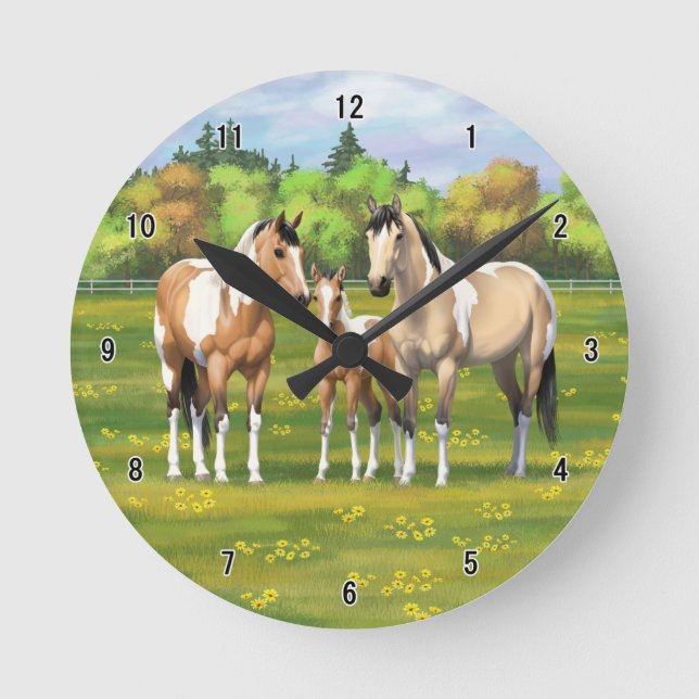 Buckskin Dun Pinto Paint Horses in Summer Pasture Rund Klocka (Framsida)
