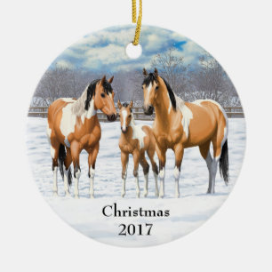 Buckskin Paint Horses i Snö Julgransprydnad Keramik