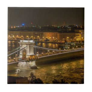 Budapest chain Bridge på natten Kakelplatta