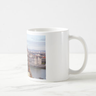 Budapest från det ungerska parlamentet per dag kaffemugg
