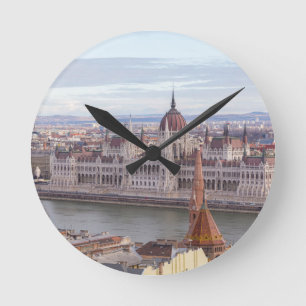 Budapest från det ungerska parlamentet per dag rund klocka