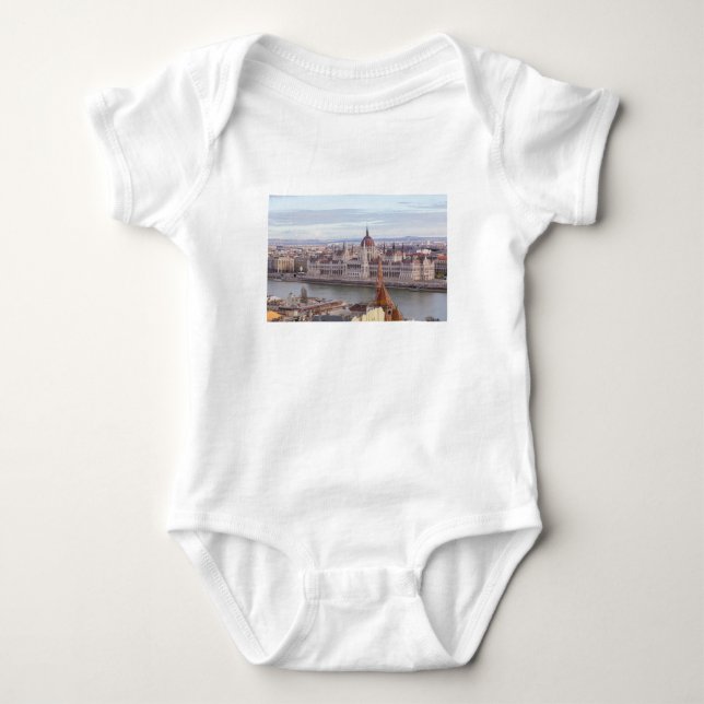 Budapest från det ungerska parlamentet per dag tee shirt (Framsida)