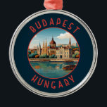 Budapest Hungary Retro Distress Circle Julgransprydnad Metall<br><div class="desc">Budapestrektorns färddesign i ett emblem stil. Budapest,  Ungerns huvudstad,  är knuten till Donau. Landets 1800-talsbrygga förbinder det heliga Buda-distriktet med platt pest.</div>
