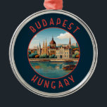 Budapest Hungary Retro Distress Circle Julgransprydnad Metall<br><div class="desc">Budapestrektorns färddesign i ett emblem stil. Budapest,  Ungerns huvudstad,  är knuten till Donau. Landets 1800-talsbrygga förbinder det heliga Buda-distriktet med platt pest.</div>