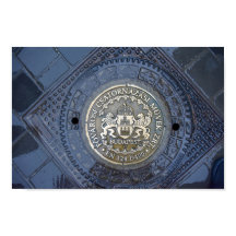 Budapest Jackar Arm på ett Manhålshölje