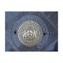 Budapest Jackar Arm på ett Manhålshölje