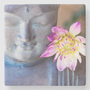 Buddha staty med dahliaen underlägg sten