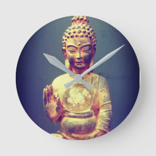 Buddha tar tid på rund klocka