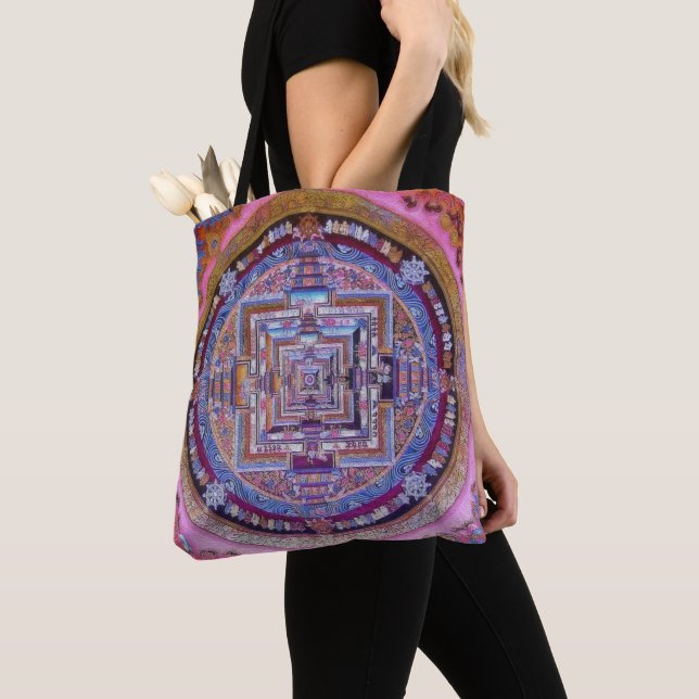 Buddhist Kalachakra Sera Mandala på Rosa Tygkasse (Närbild)