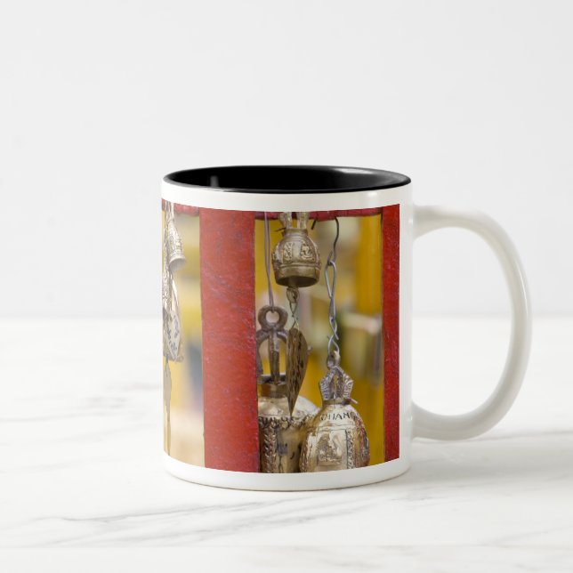 Buddhist Klockor vid Doi Suthep Temple Två-Tonad Mugg (Höger)