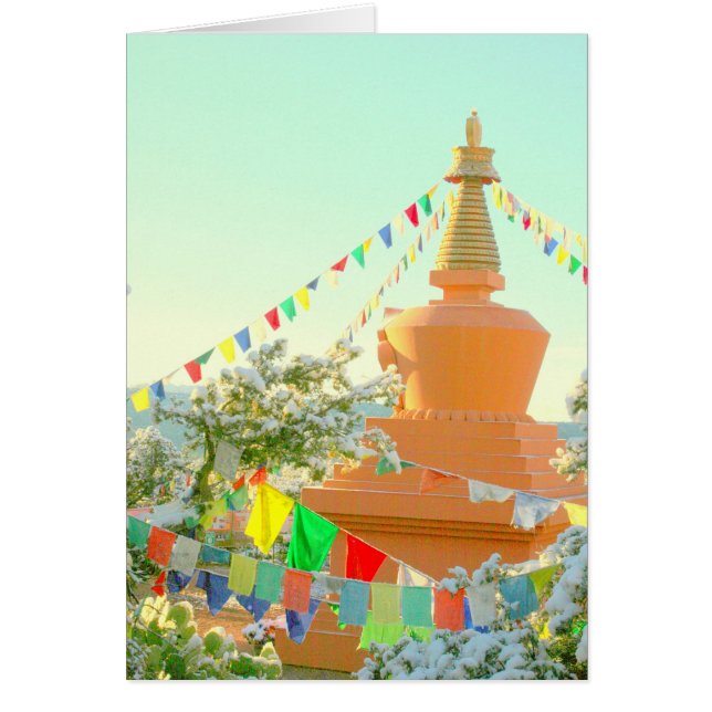 Buddhist stupa med bön flaggor i snö hälsningskort (Framsidan)