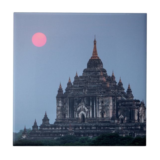 Buddhistisk tempel vid solnedgång kakelplatta (Framsidan)