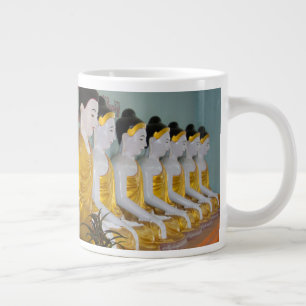 Buddhistiska statyer i Umin Thounzeh Jumbo Mugg