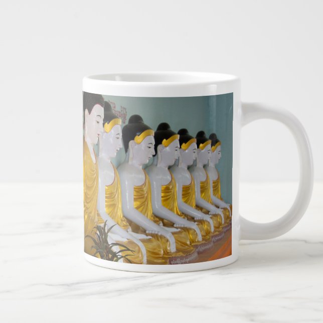 Buddhistiska statyer i Umin Thounzeh Jumbo Mugg (Höger)