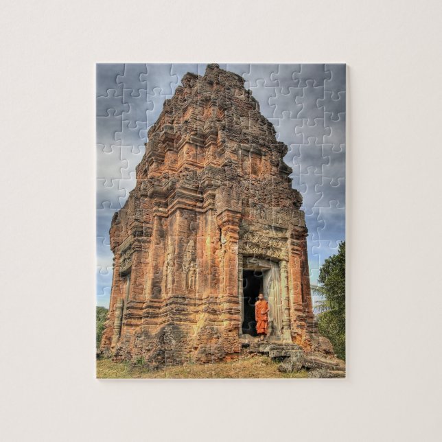 Buddhistmunk stående i dörröppningen till ett temp pussel (Vertikal)