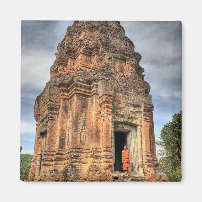 Buddhistmunk stående i tempeldörr magnet (Framsidan)