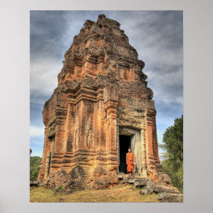 Buddhistmunk stående i tempeldörr poster